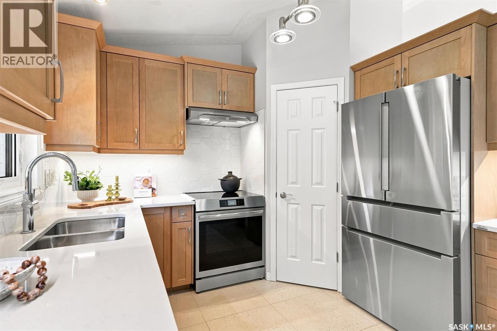 510 Steiger Way, Saskatoon, SK - Indoor Photo Showing Kitchen With Double Sink
