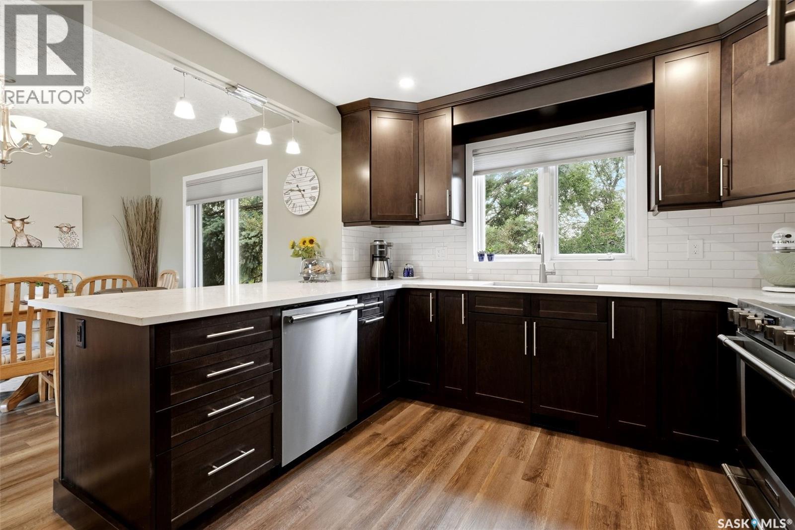 18 Forman Bay, Regina, SK - Indoor Photo Showing Kitchen With Upgraded Kitchen