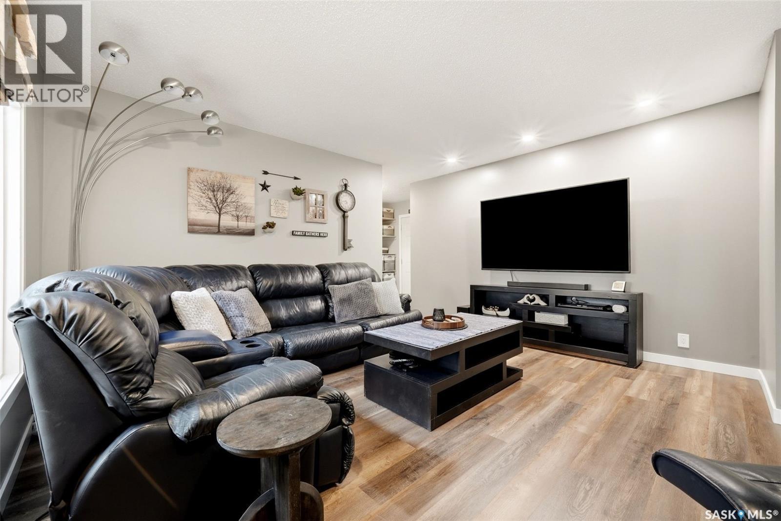 18 Forman Bay, Regina, SK - Indoor Photo Showing Living Room