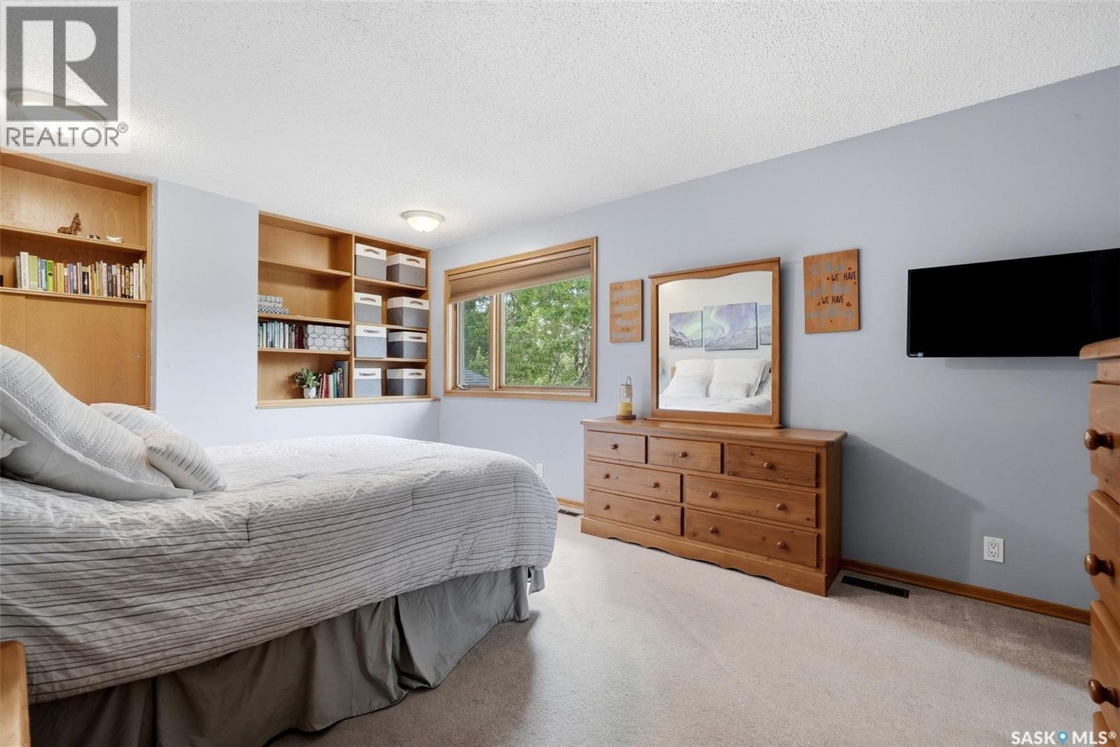 18 Forman Bay, Regina, SK - Indoor Photo Showing Bedroom
