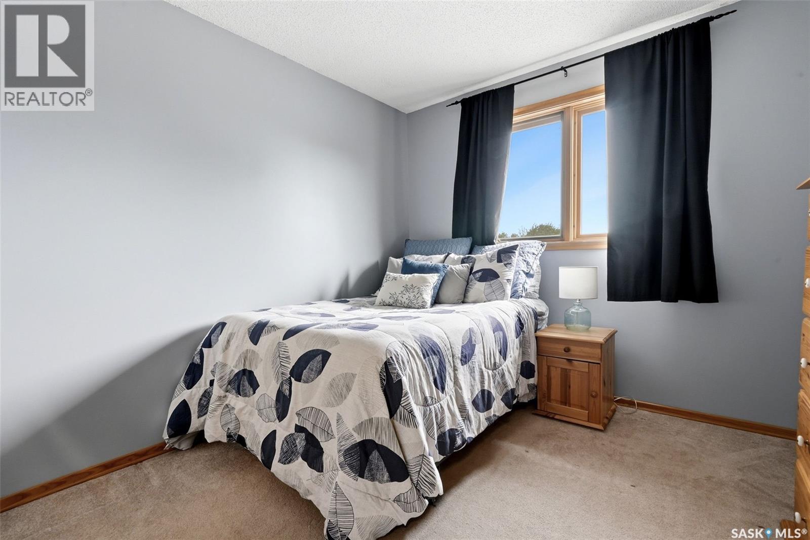 18 Forman Bay, Regina, SK - Indoor Photo Showing Bedroom