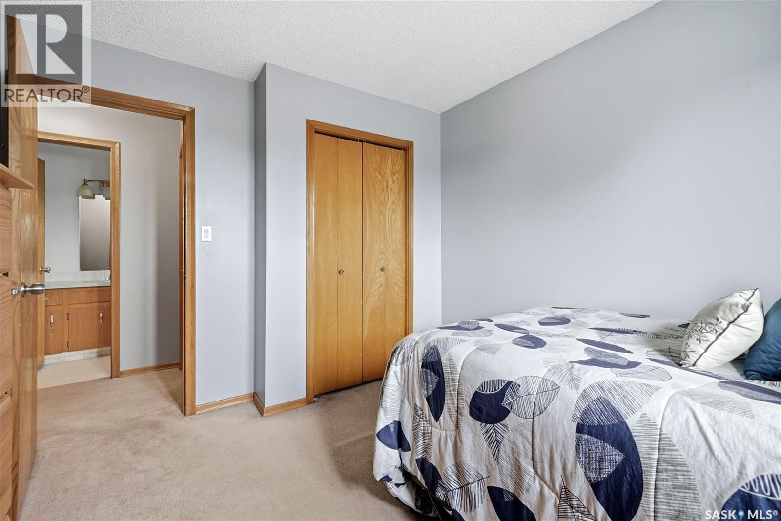 18 Forman Bay, Regina, SK - Indoor Photo Showing Bedroom