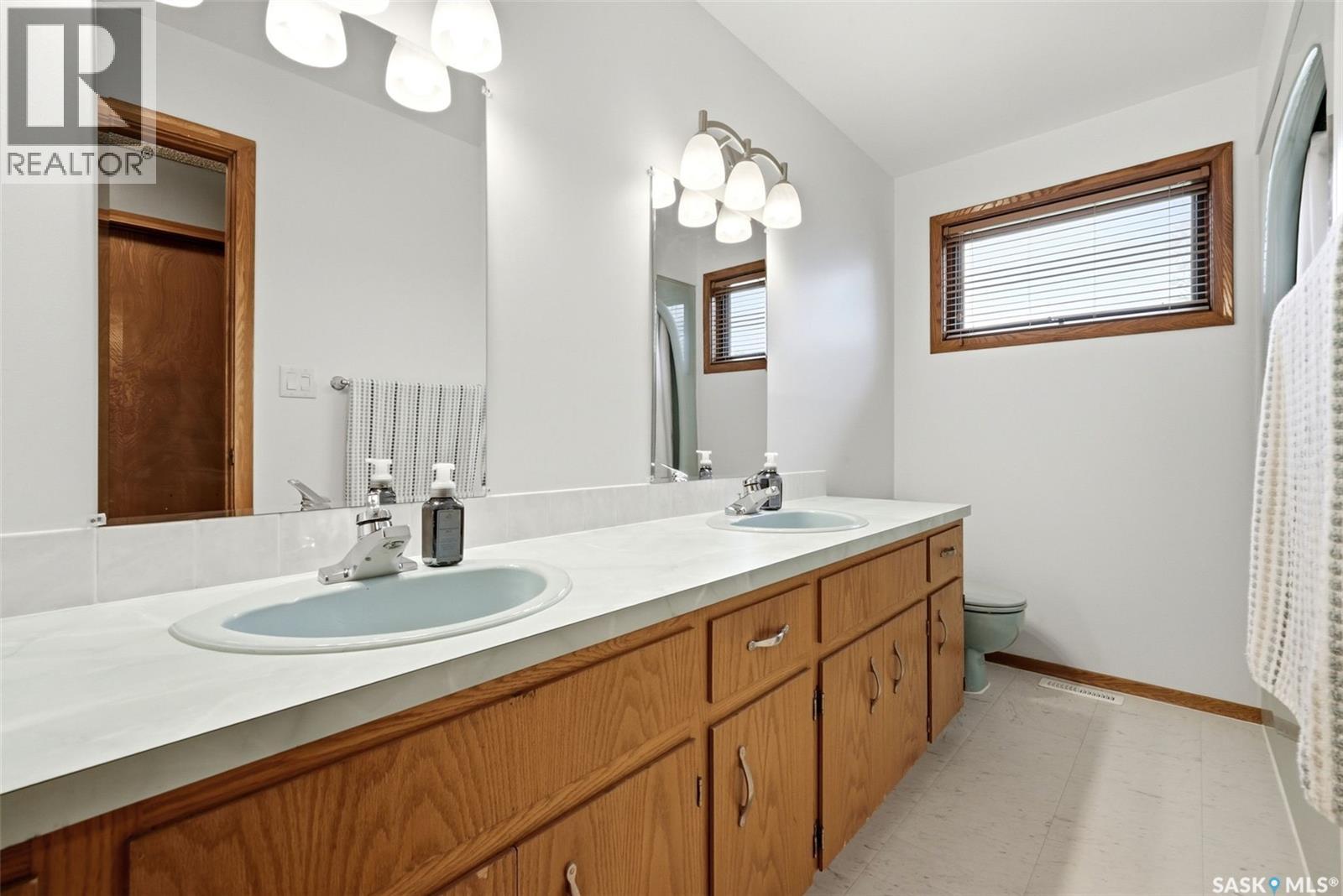 18 Forman Bay, Regina, SK - Indoor Photo Showing Bathroom