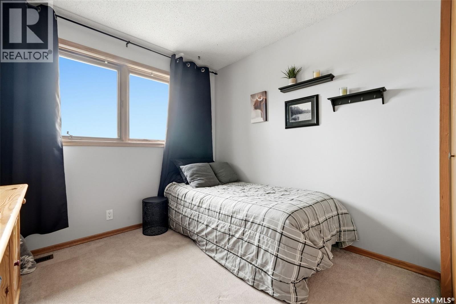 18 Forman Bay, Regina, SK - Indoor Photo Showing Bedroom
