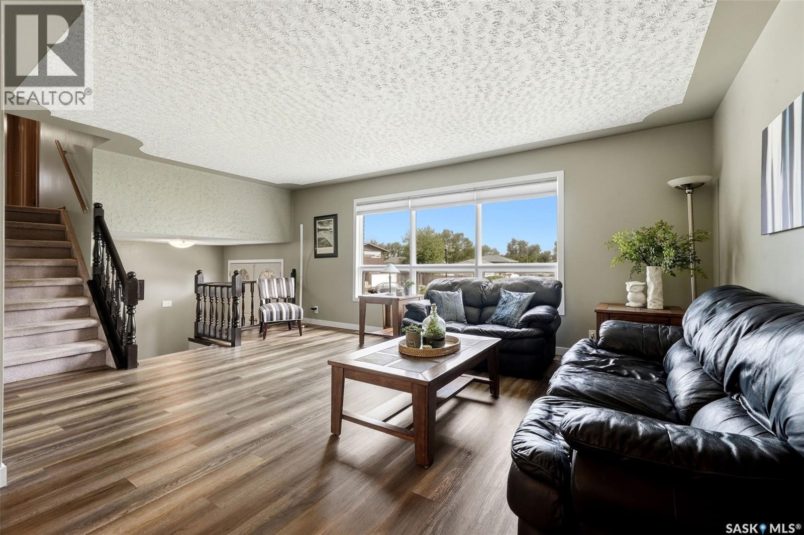 18 Forman Bay, Regina, SK - Indoor Photo Showing Living Room