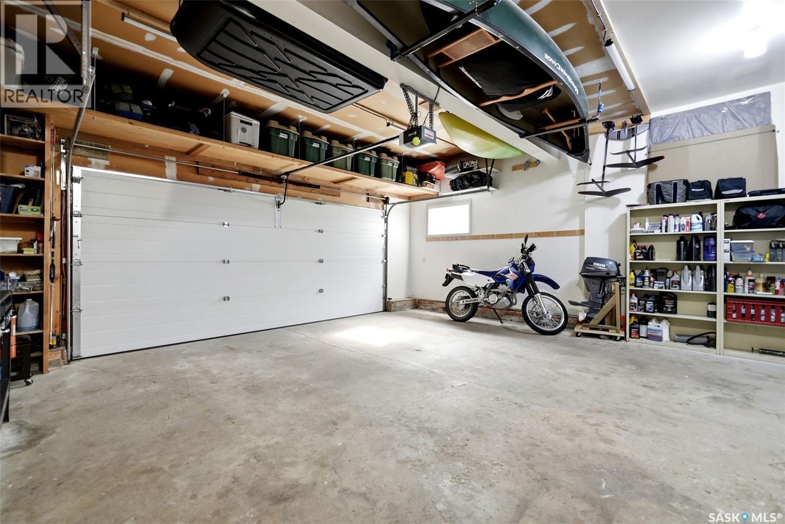18 Forman Bay, Regina, SK - Indoor Photo Showing Garage