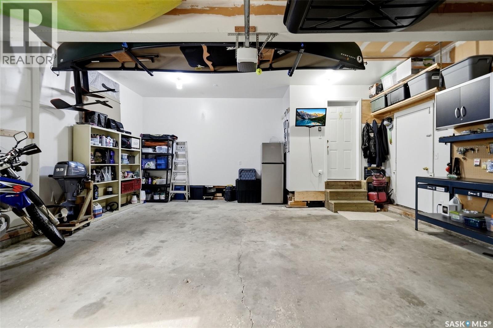 18 Forman Bay, Regina, SK - Indoor Photo Showing Garage
