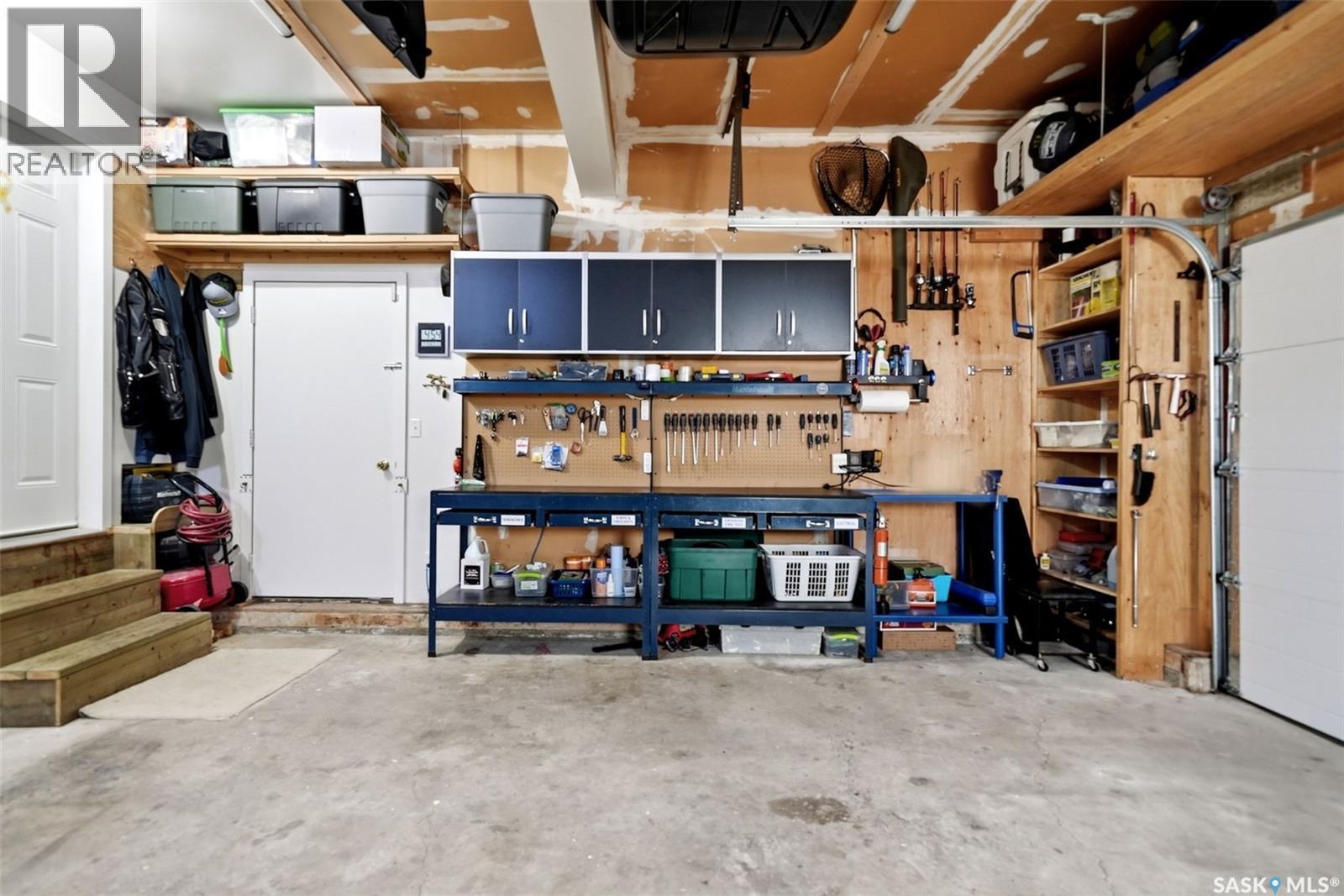 18 Forman Bay, Regina, SK - Indoor Photo Showing Garage