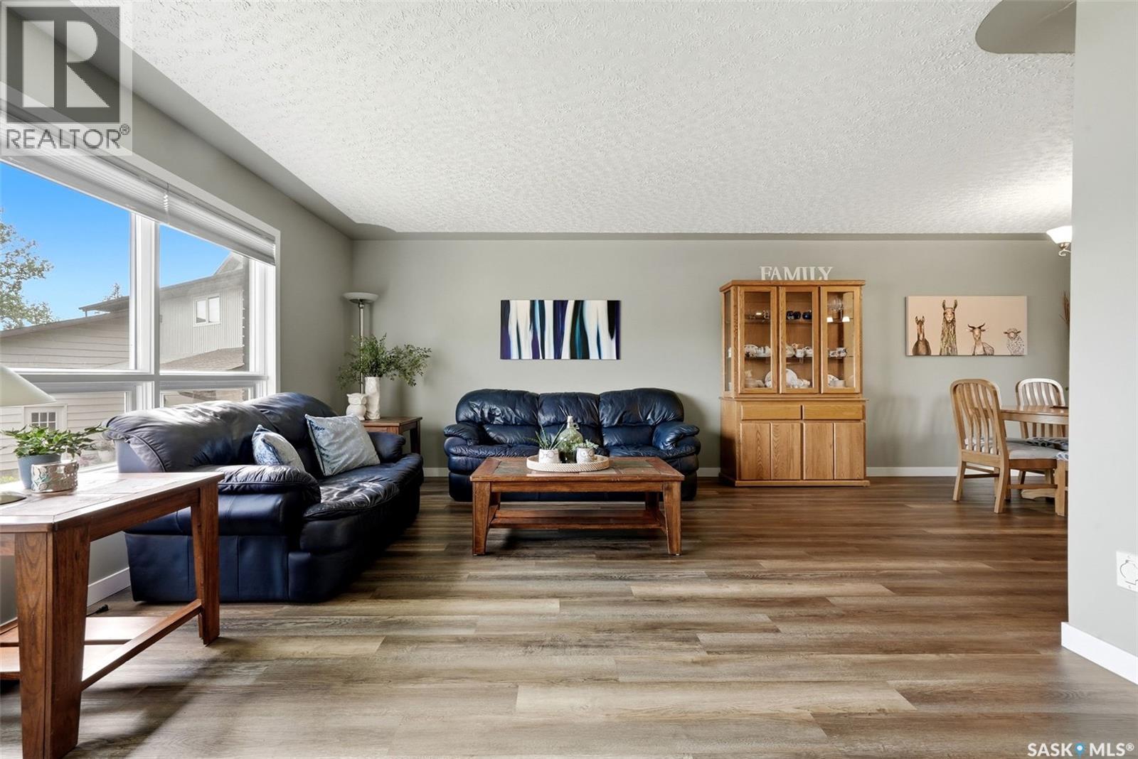 18 Forman Bay, Regina, SK - Indoor Photo Showing Living Room
