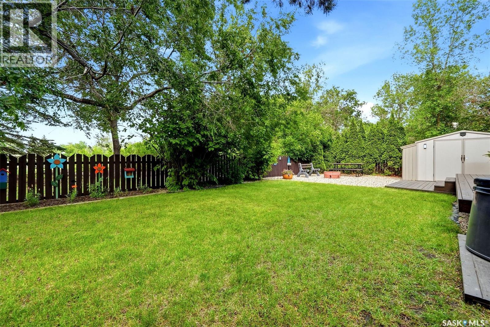 18 Forman Bay, Regina, SK - Outdoor With Backyard