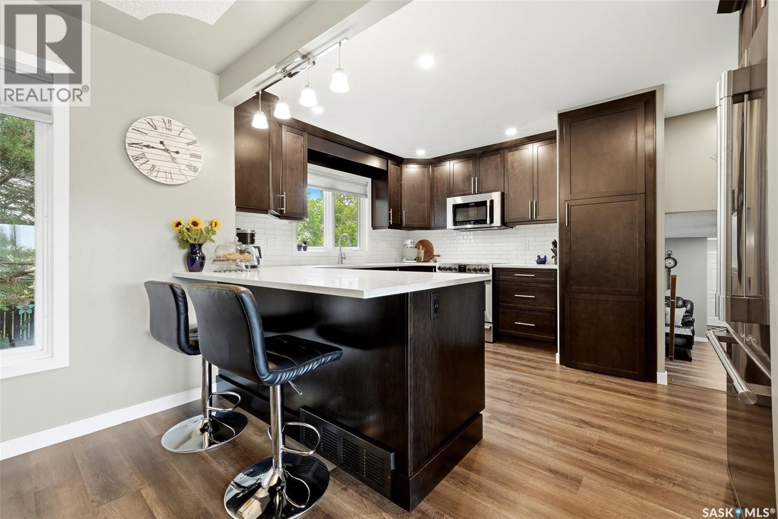 18 Forman Bay, Regina, SK - Indoor Photo Showing Kitchen With Upgraded Kitchen
