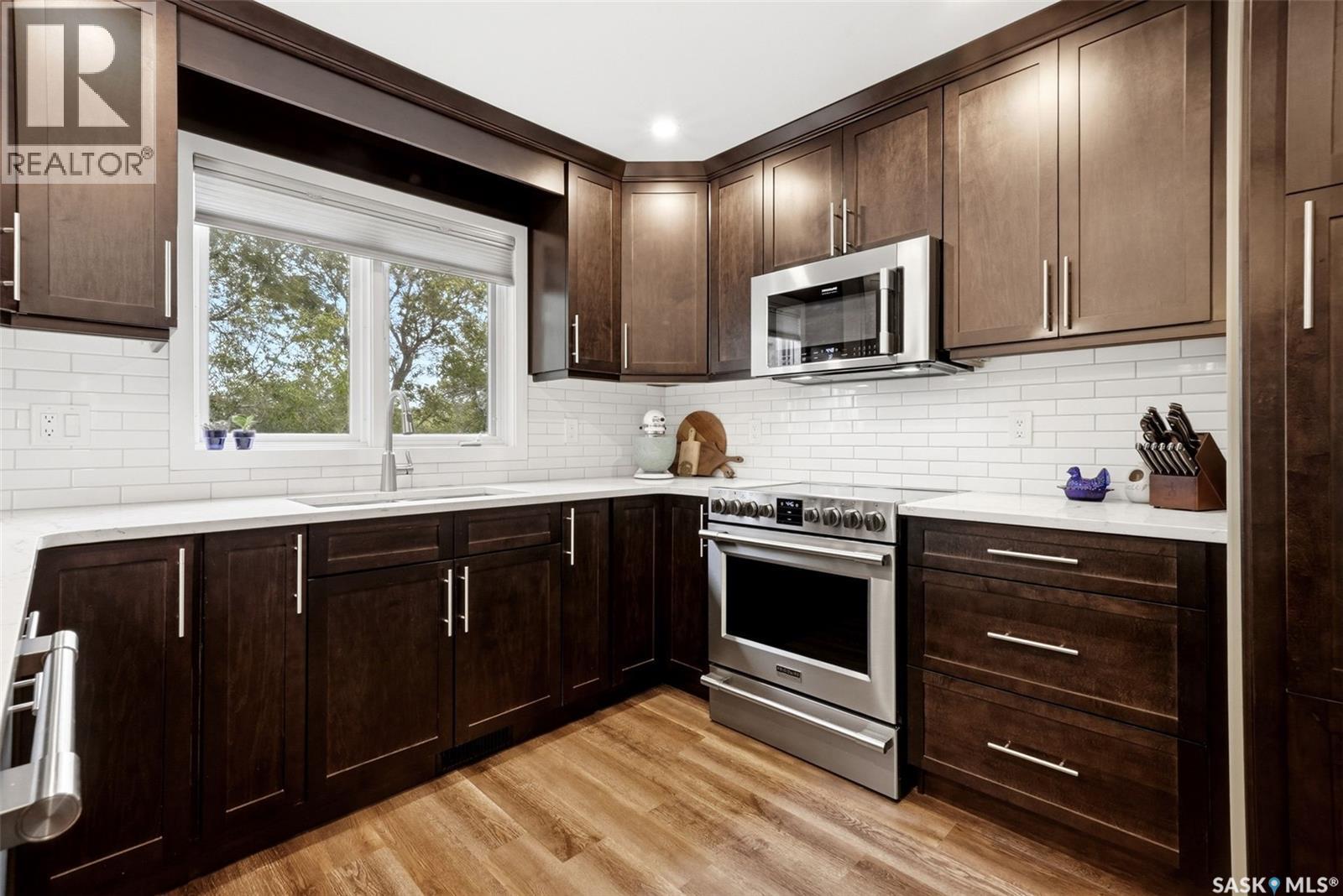 18 Forman Bay, Regina, SK - Indoor Photo Showing Kitchen With Upgraded Kitchen
