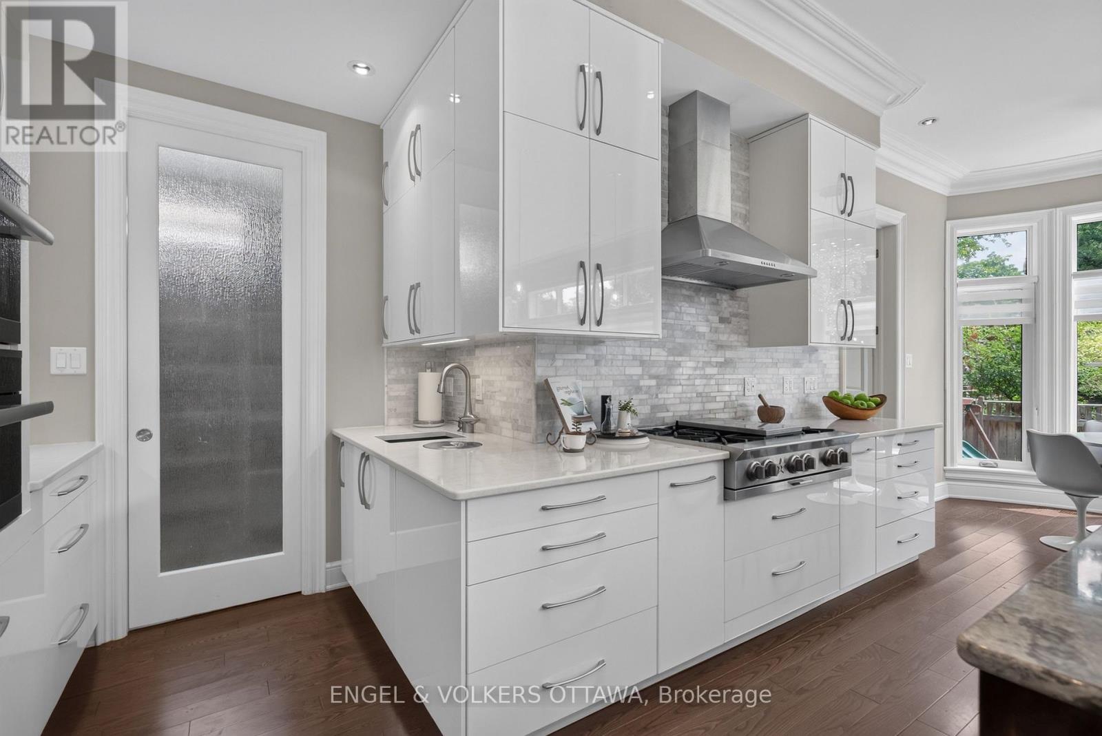 64 Helena Street, Ottawa, ON - Indoor Photo Showing Kitchen With Upgraded Kitchen