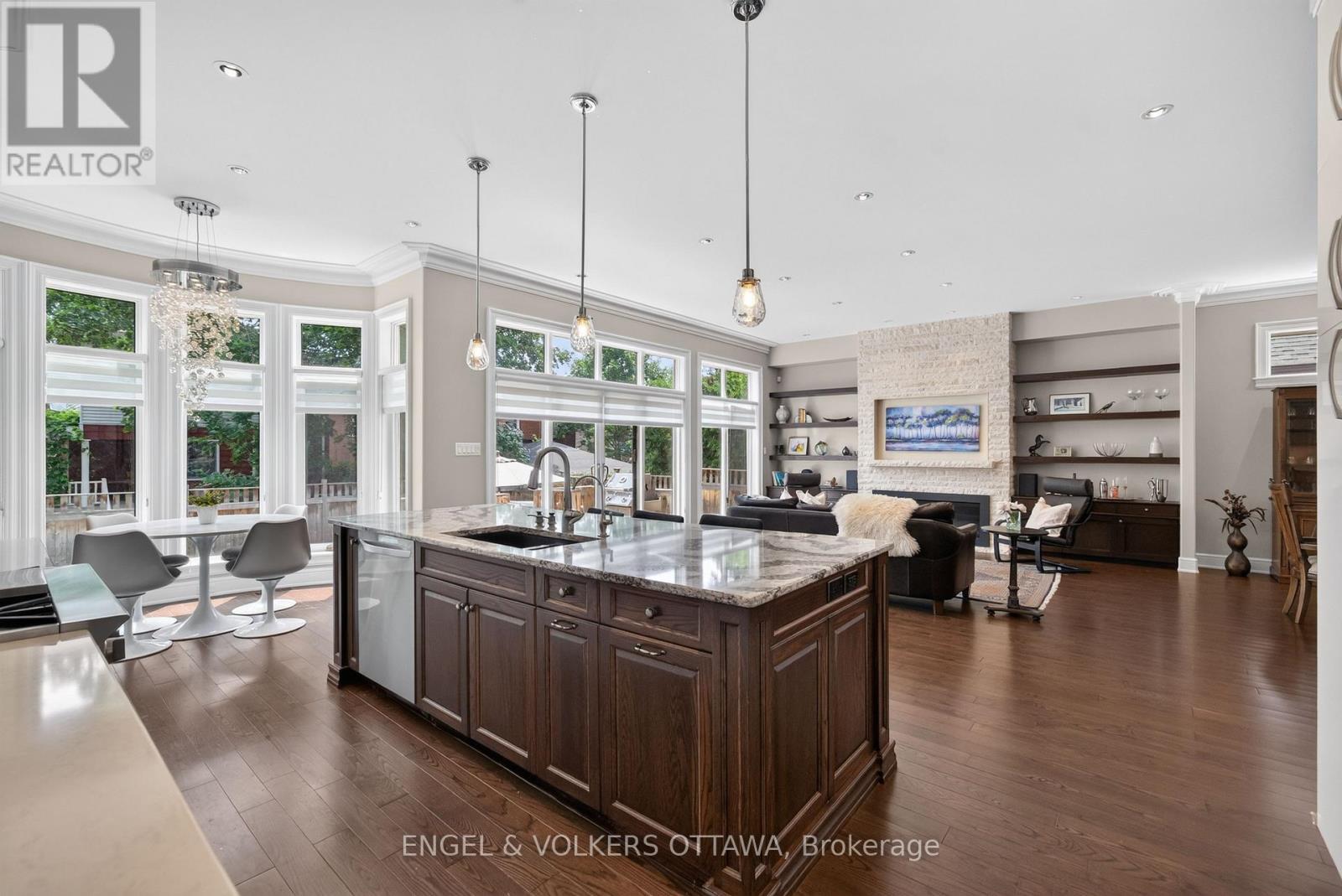 64 Helena Street, Ottawa, ON - Indoor Photo Showing Kitchen With Upgraded Kitchen