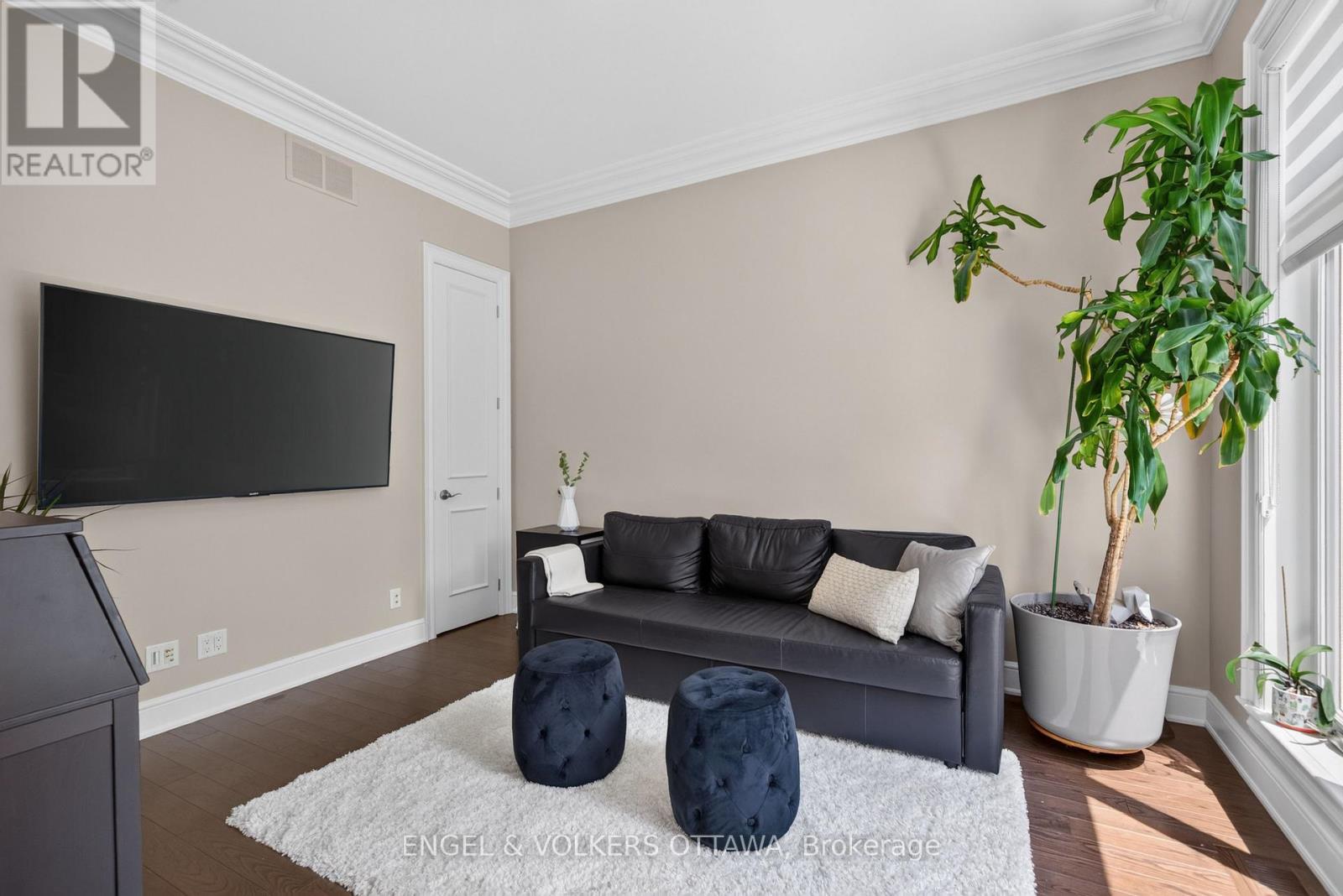 64 Helena Street, Ottawa, ON - Indoor Photo Showing Living Room