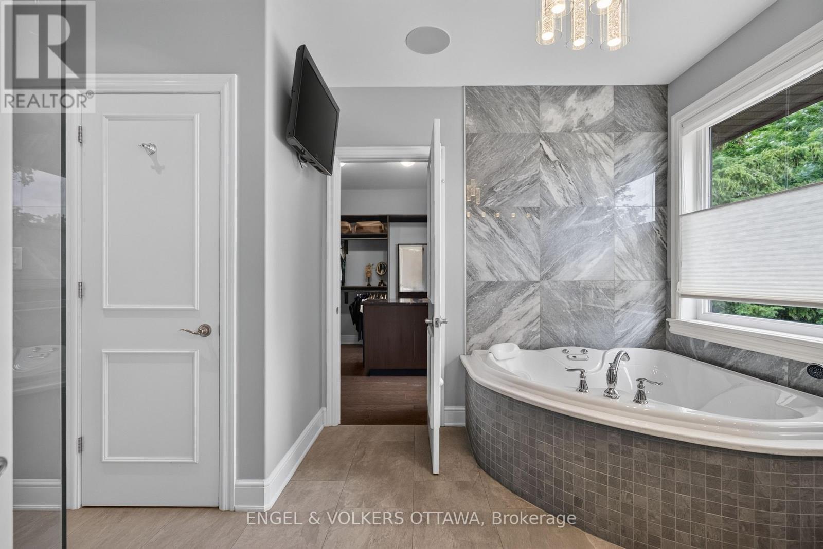 64 Helena Street, Ottawa, ON - Indoor Photo Showing Bathroom