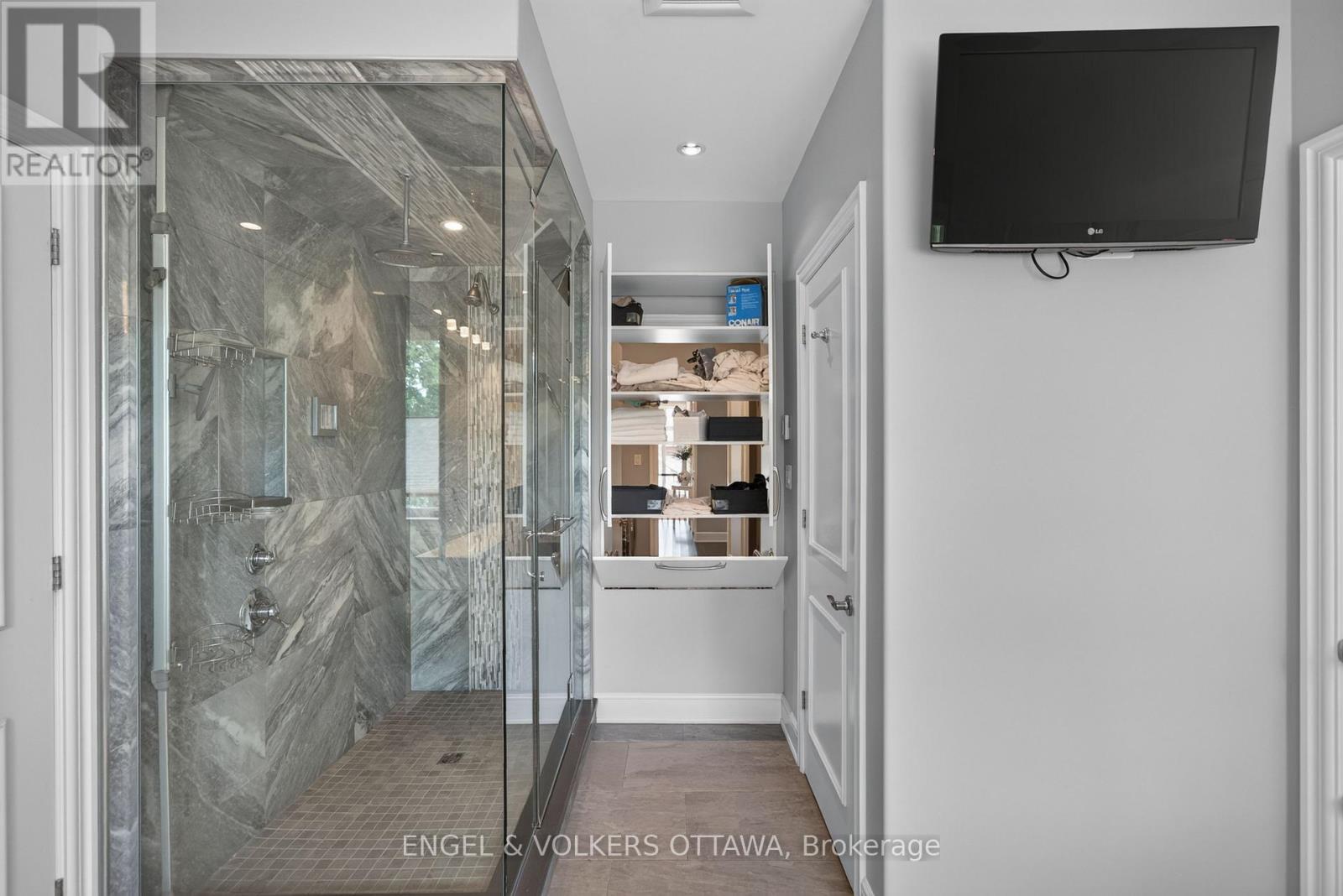 64 Helena Street, Ottawa, ON - Indoor Photo Showing Bathroom