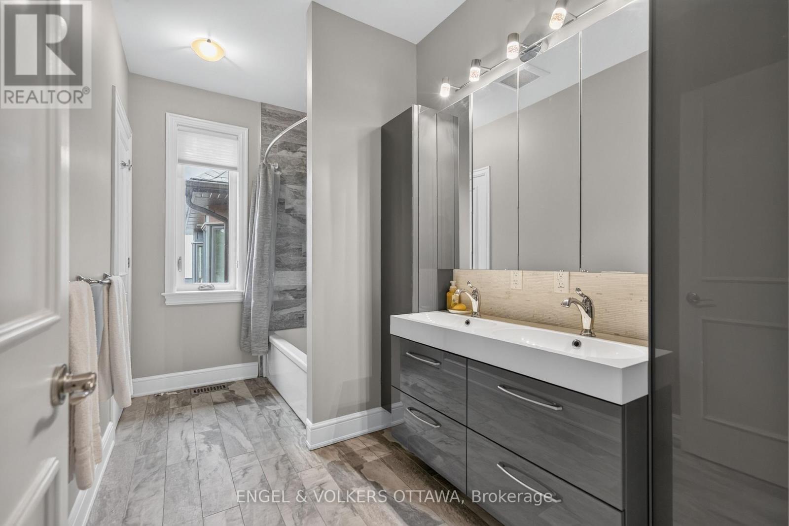 64 Helena Street, Ottawa, ON - Indoor Photo Showing Bathroom