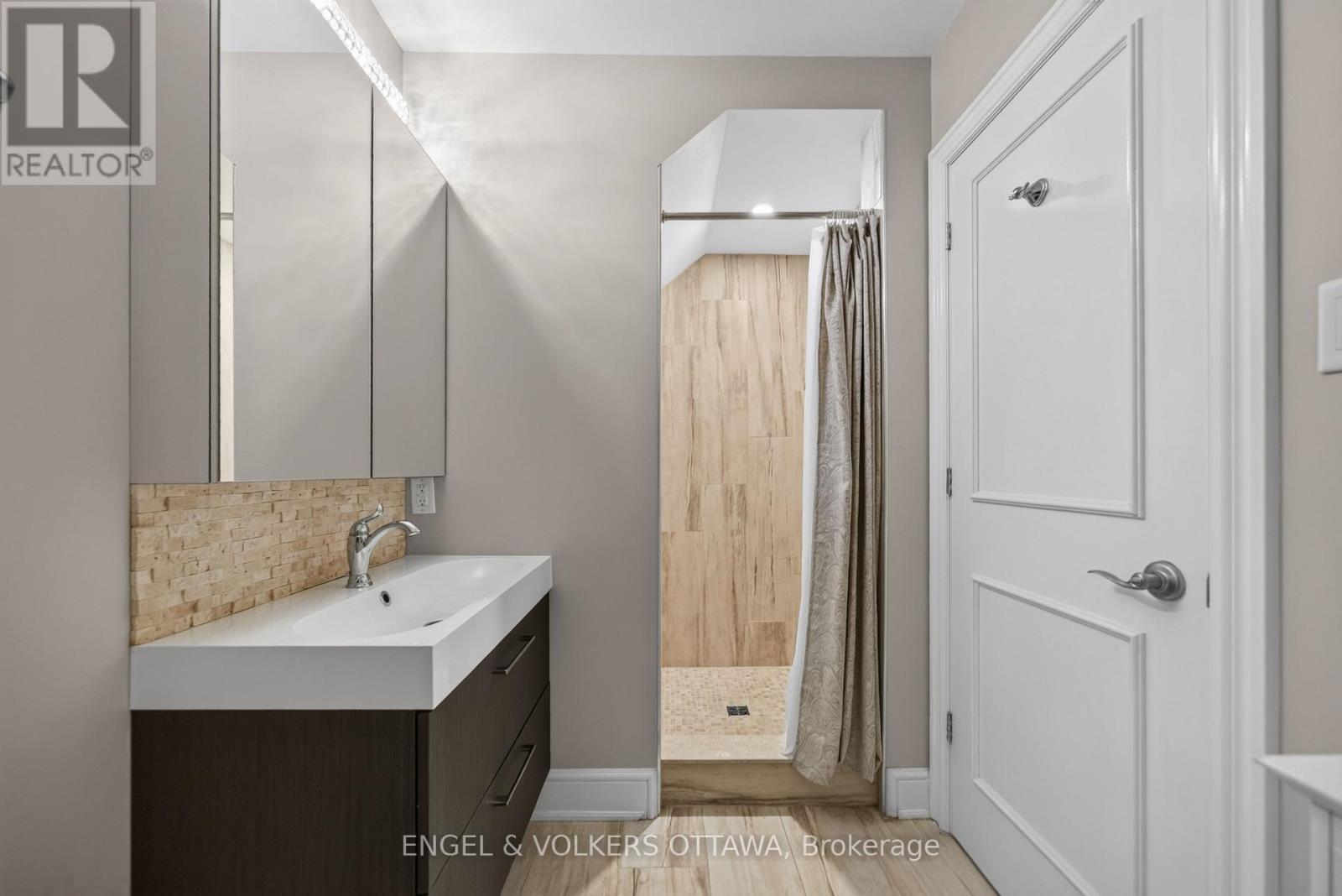 64 Helena Street, Ottawa, ON - Indoor Photo Showing Bathroom