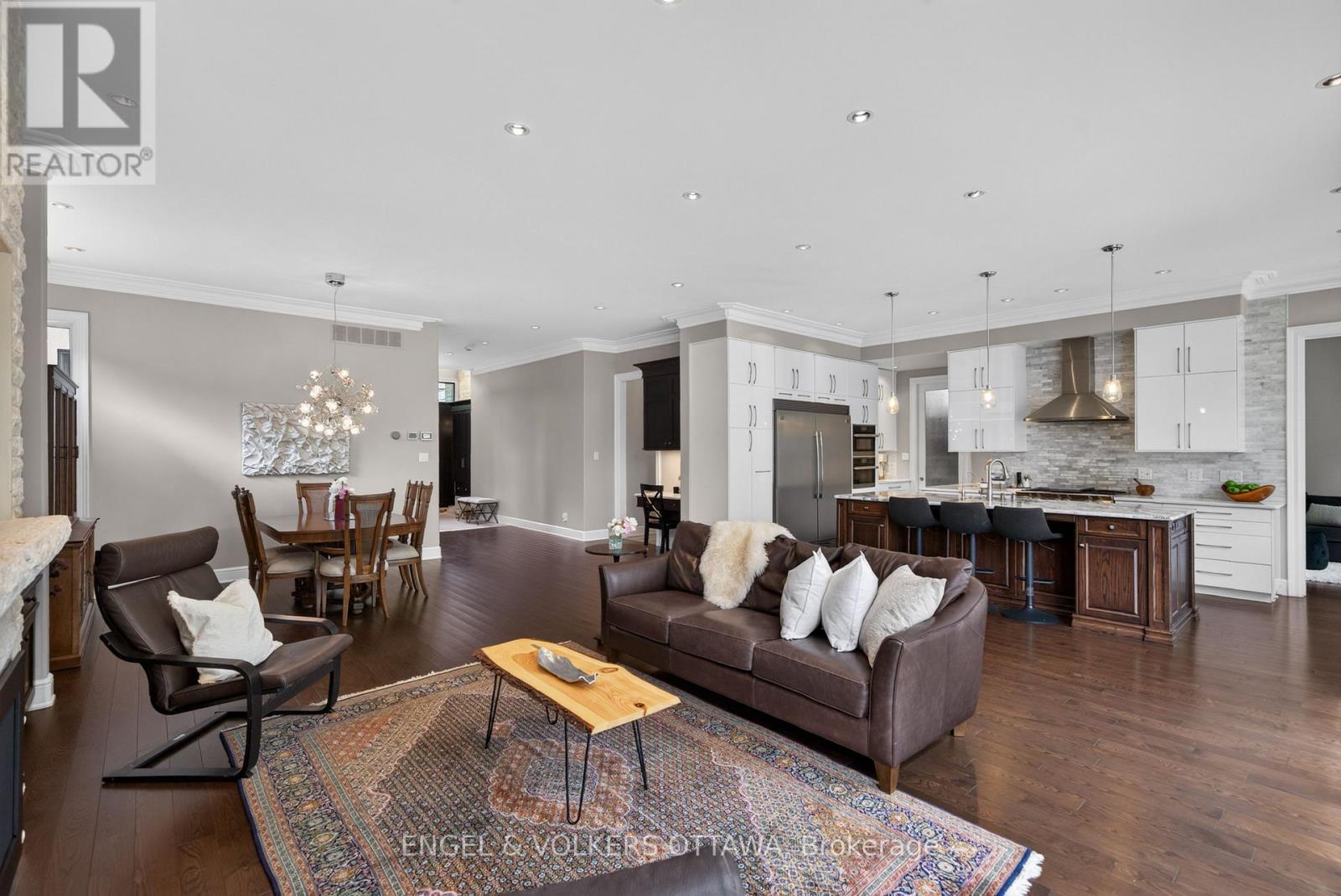 64 Helena Street, Ottawa, ON - Indoor Photo Showing Living Room