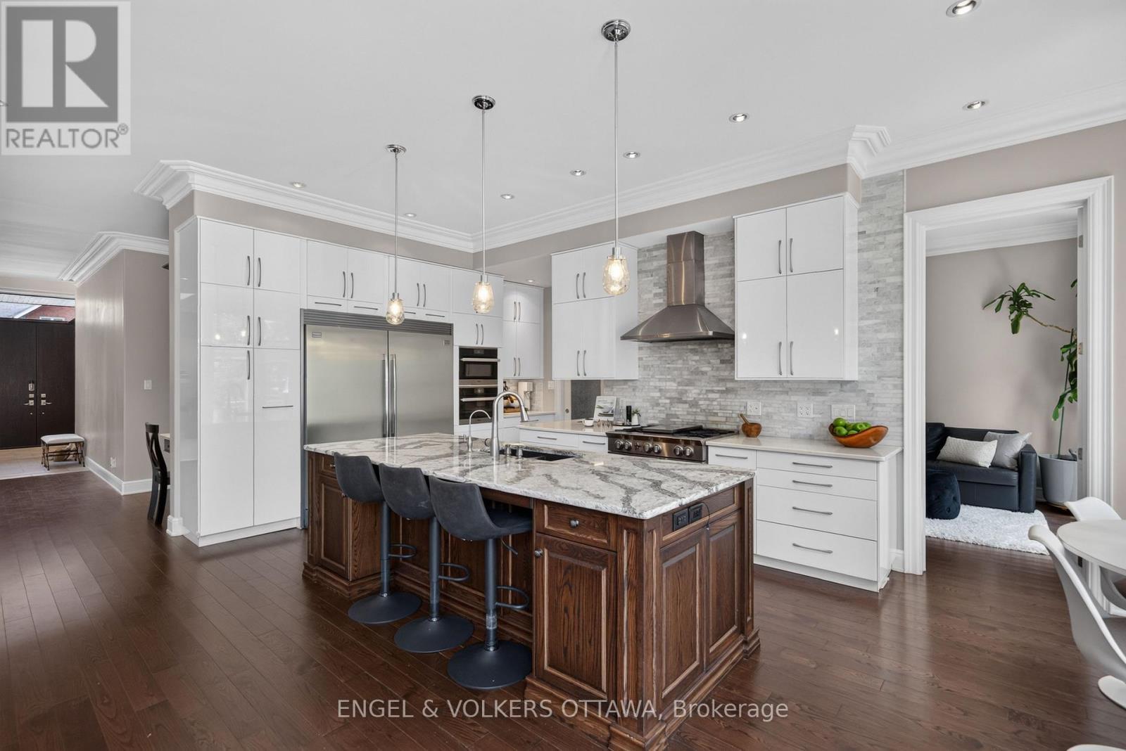64 Helena Street, Ottawa, ON - Indoor Photo Showing Kitchen With Upgraded Kitchen