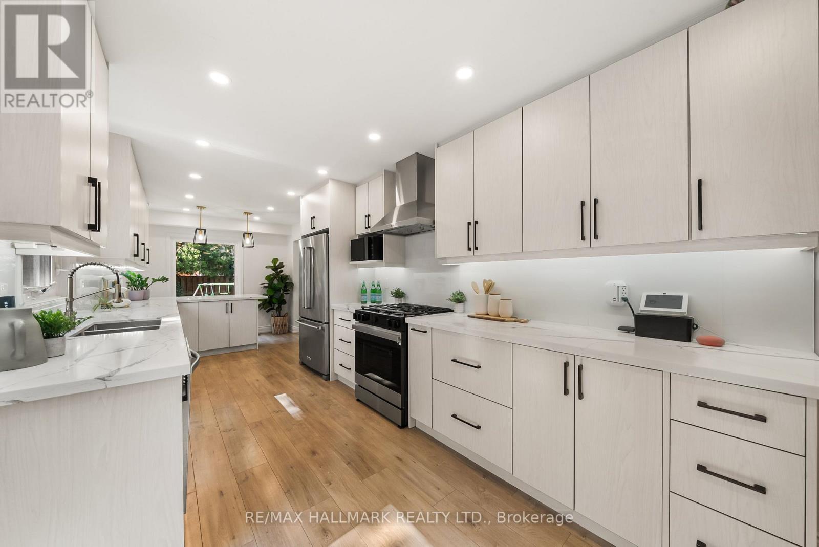 71 Bishop Crescent, Markham, ON - Indoor Photo Showing Kitchen With Upgraded Kitchen