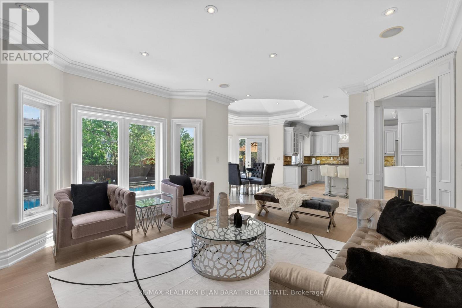 291 Byng Avenue, Toronto, ON - Indoor Photo Showing Living Room