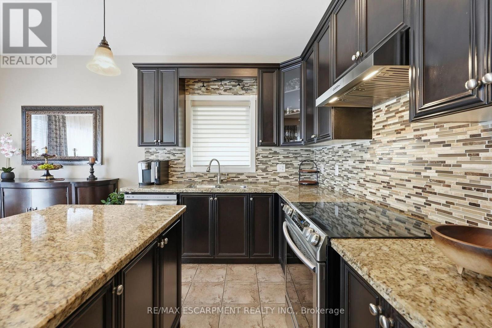 1332 Baseline Road, Hamilton, ON - Indoor Photo Showing Kitchen With Upgraded Kitchen