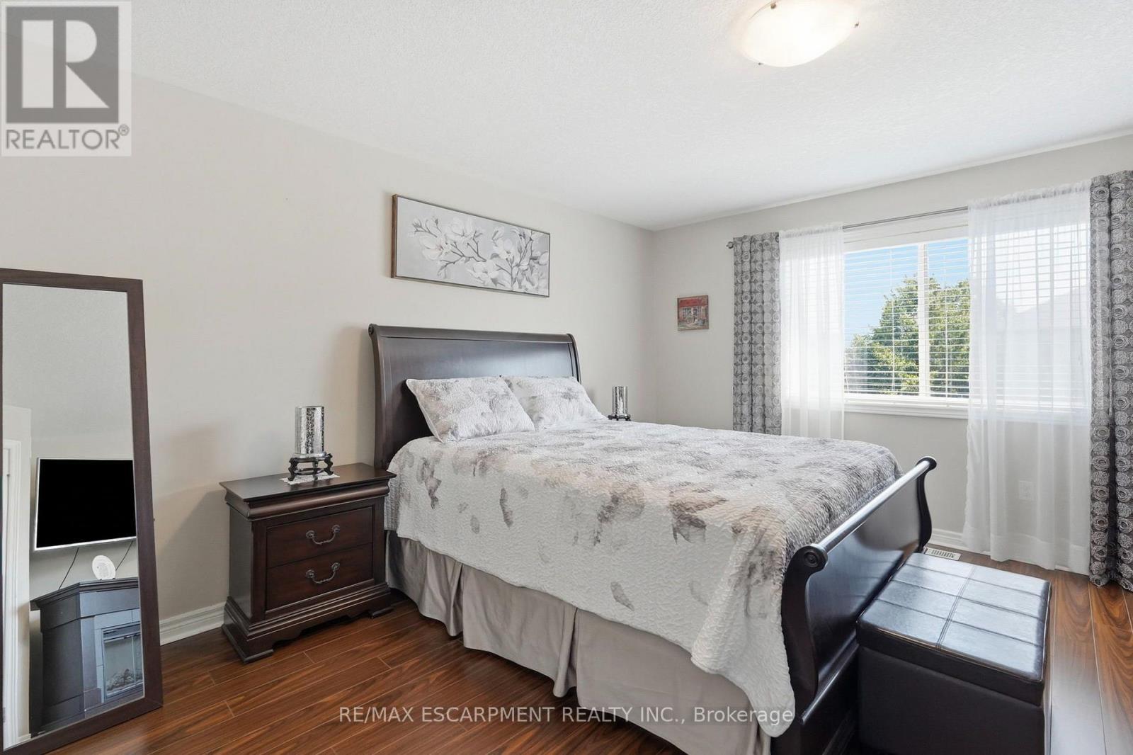 1332 Baseline Road, Hamilton, ON - Indoor Photo Showing Bedroom
