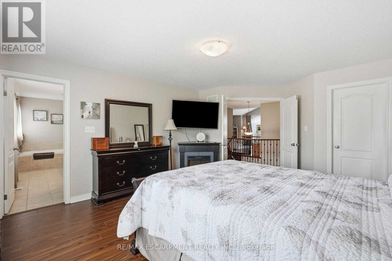 1332 Baseline Road, Hamilton, ON - Indoor Photo Showing Bedroom