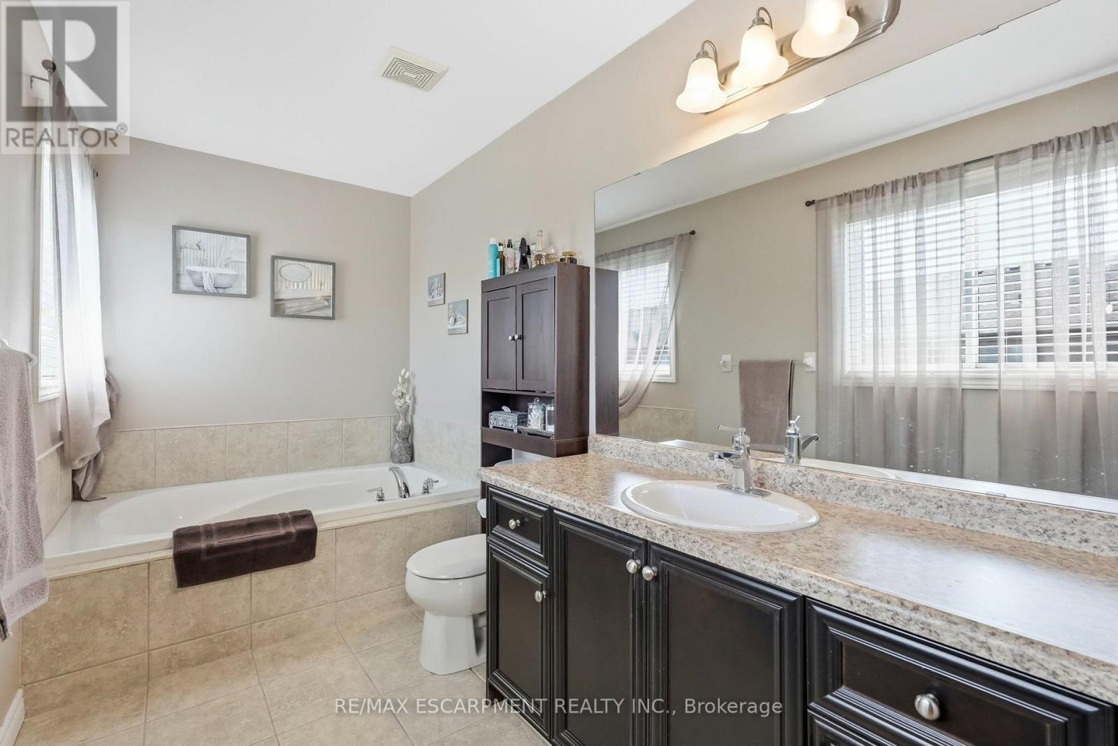 1332 Baseline Road, Hamilton, ON - Indoor Photo Showing Bathroom