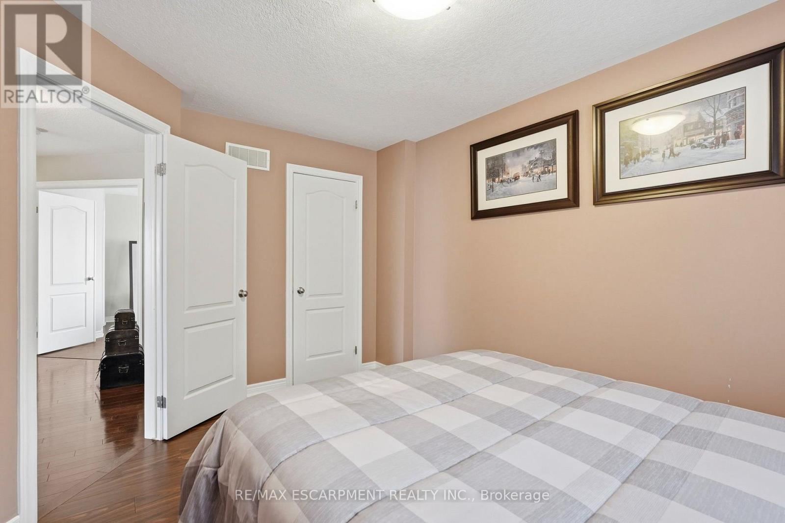 1332 Baseline Road, Hamilton, ON - Indoor Photo Showing Bedroom