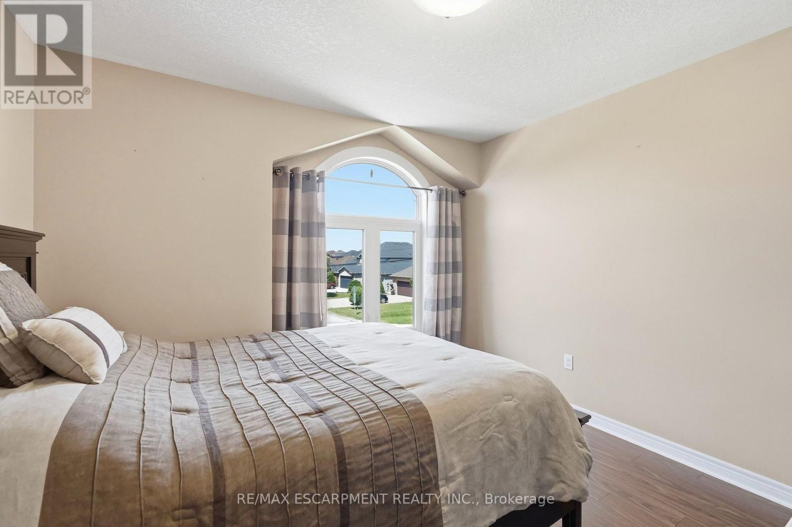 1332 Baseline Road, Hamilton, ON - Indoor Photo Showing Bedroom