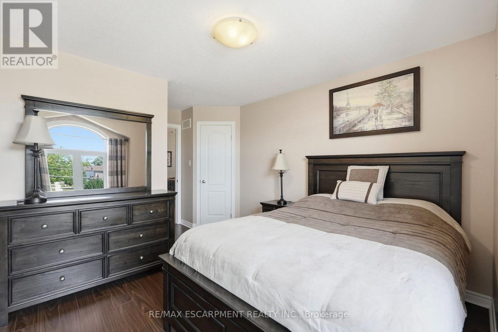 1332 Baseline Road, Hamilton, ON - Indoor Photo Showing Bedroom