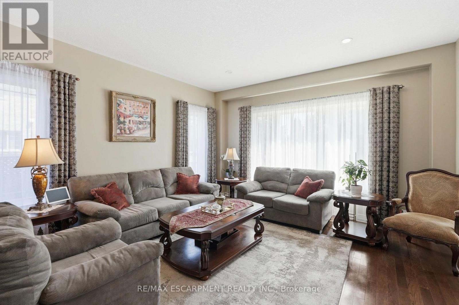1332 Baseline Road, Hamilton, ON - Indoor Photo Showing Living Room