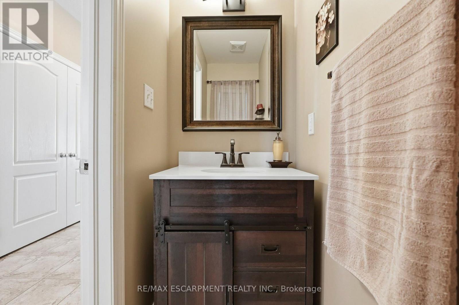 1332 Baseline Road, Hamilton, ON - Indoor Photo Showing Bathroom