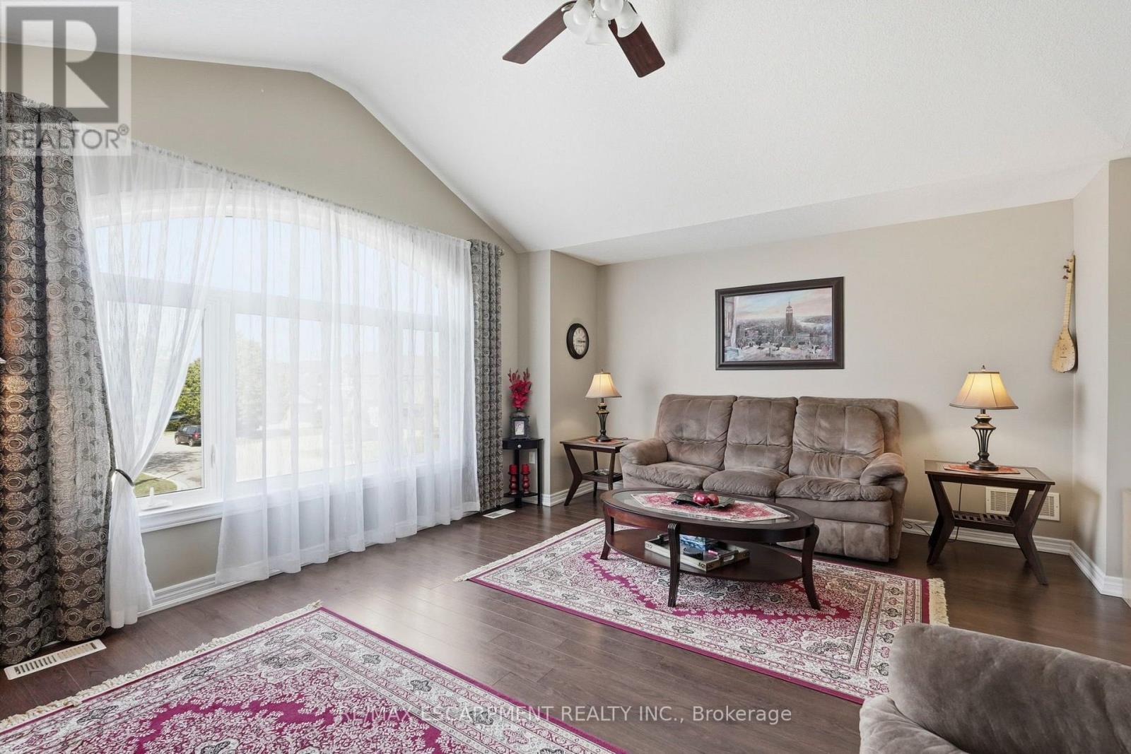 1332 Baseline Road, Hamilton, ON - Indoor Photo Showing Living Room