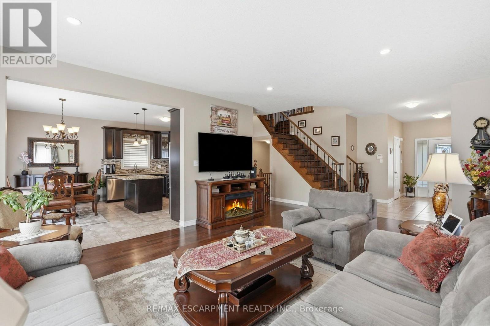 1332 Baseline Road, Hamilton, ON - Indoor Photo Showing Living Room