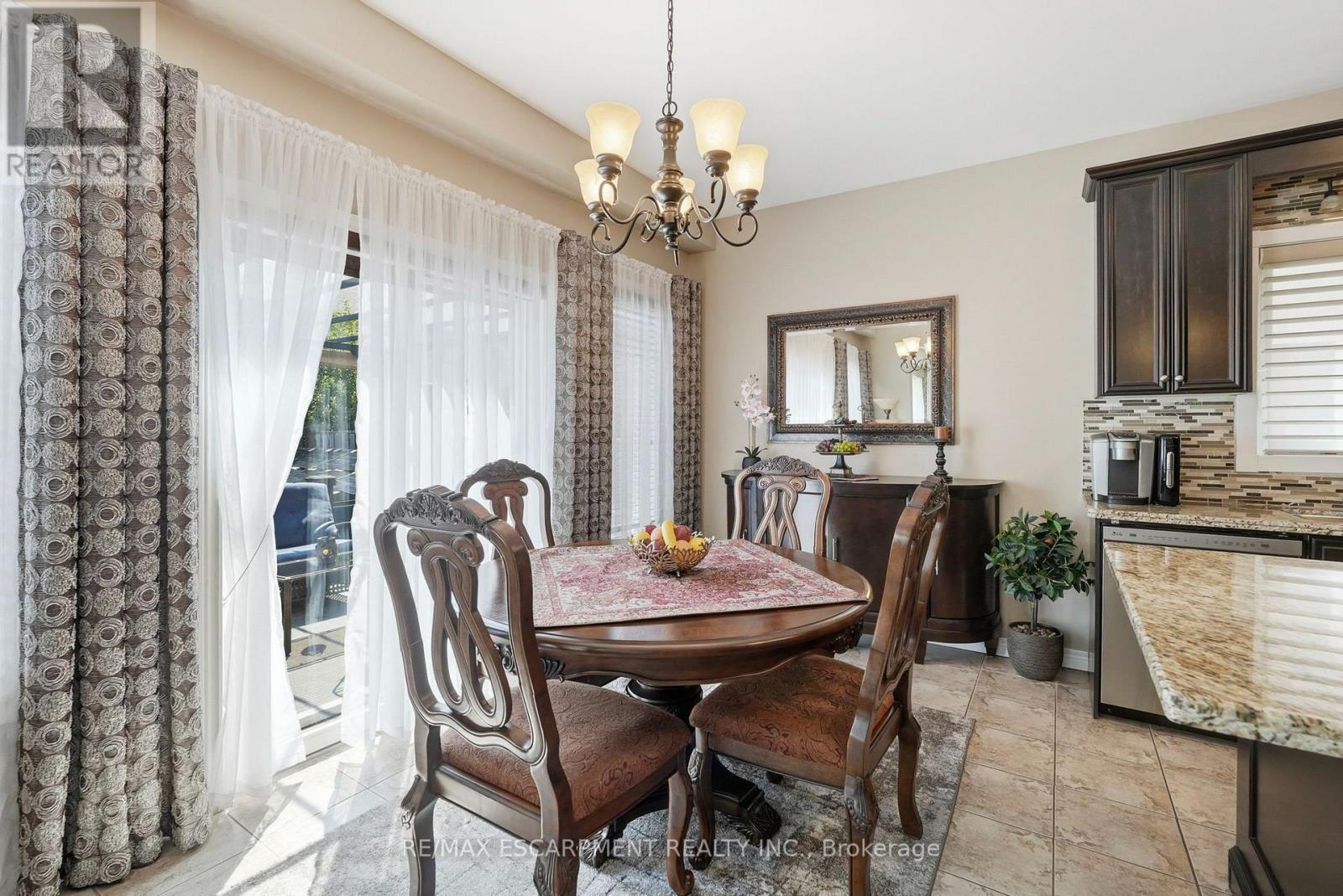 1332 Baseline Road, Hamilton, ON - Indoor Photo Showing Dining Room