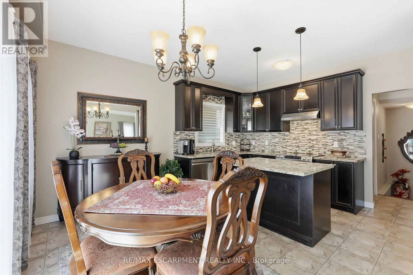 1332 Baseline Road, Hamilton, ON - Indoor Photo Showing Dining Room