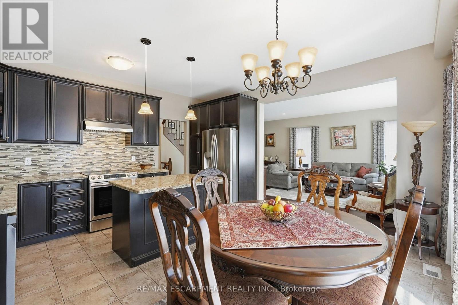 1332 Baseline Road, Hamilton, ON - Indoor Photo Showing Dining Room