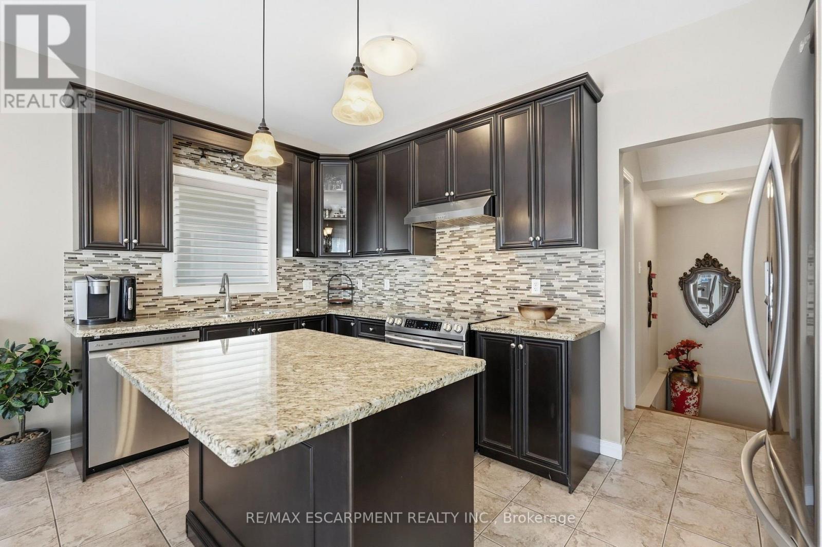 1332 Baseline Road, Hamilton, ON - Indoor Photo Showing Kitchen With Upgraded Kitchen