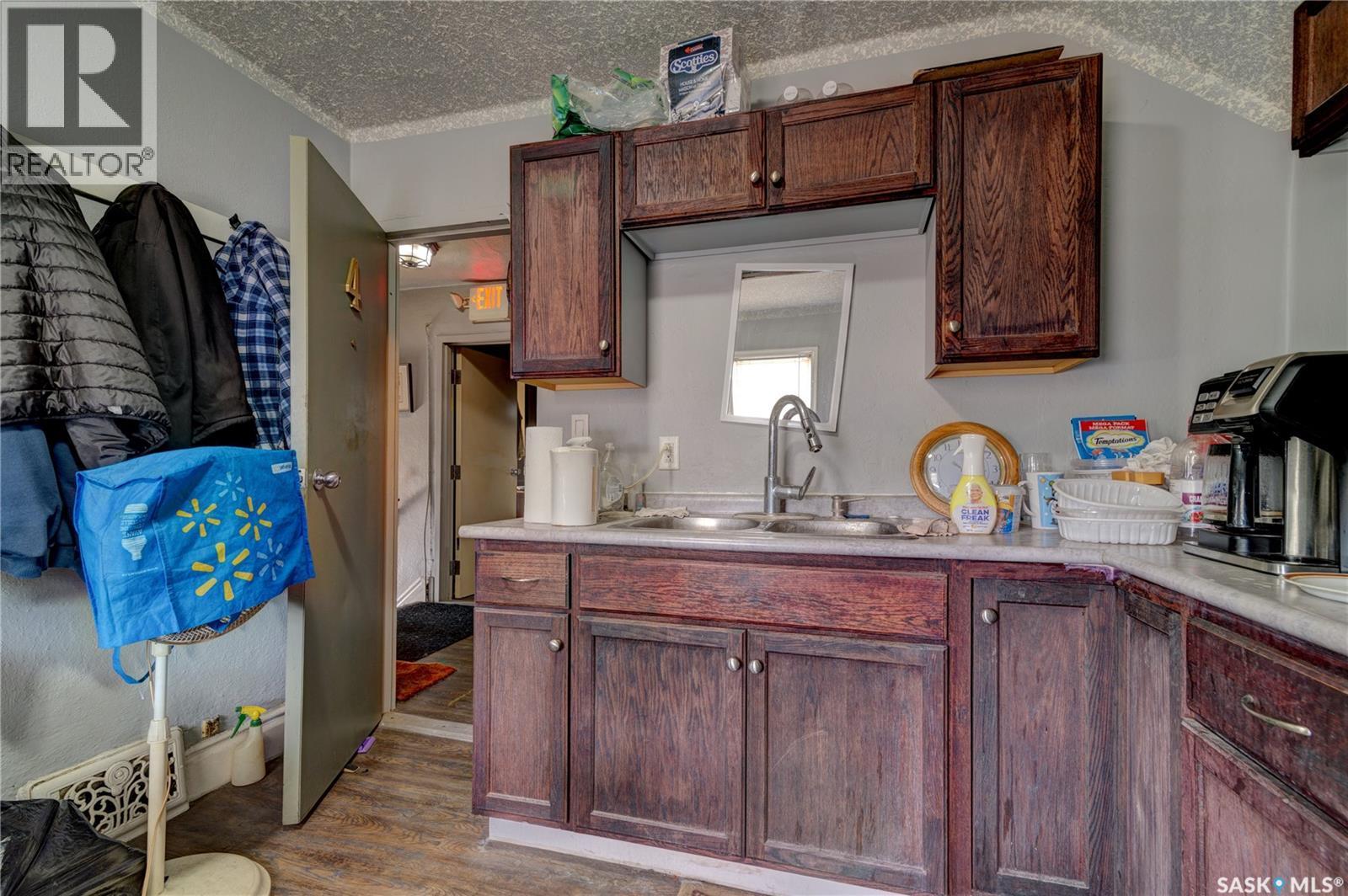 1713 St John Street, Regina, SK - Indoor Photo Showing Kitchen With Double Sink