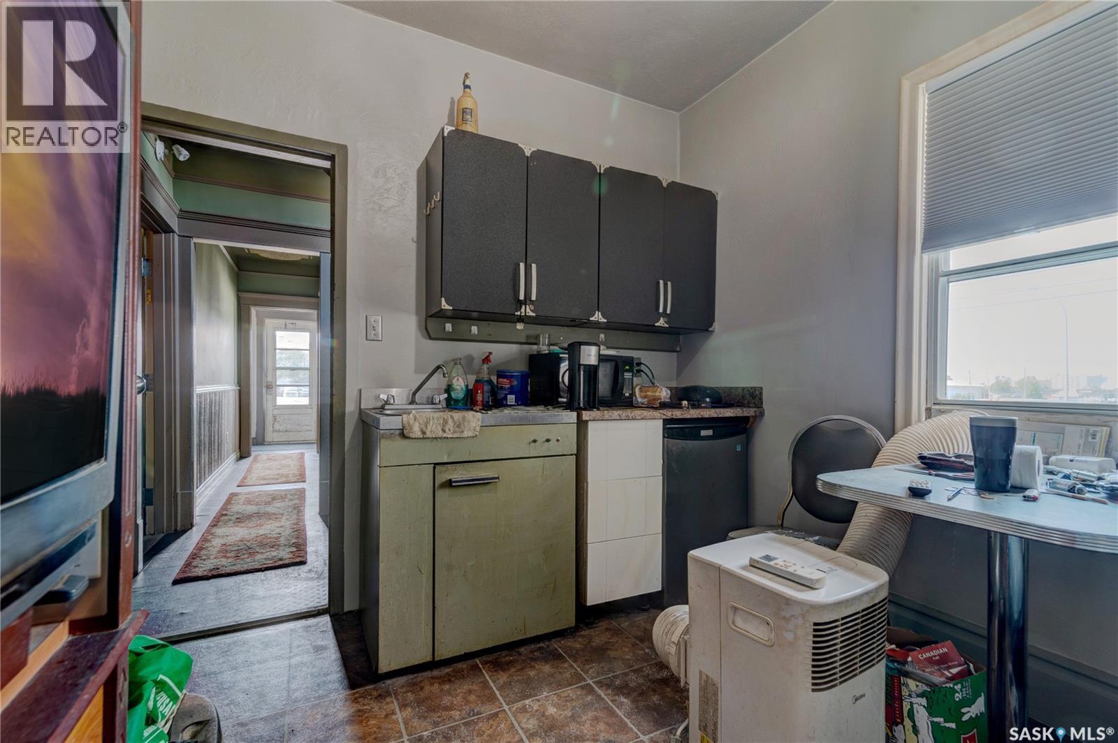 1713 St John Street, Regina, SK - Indoor Photo Showing Kitchen