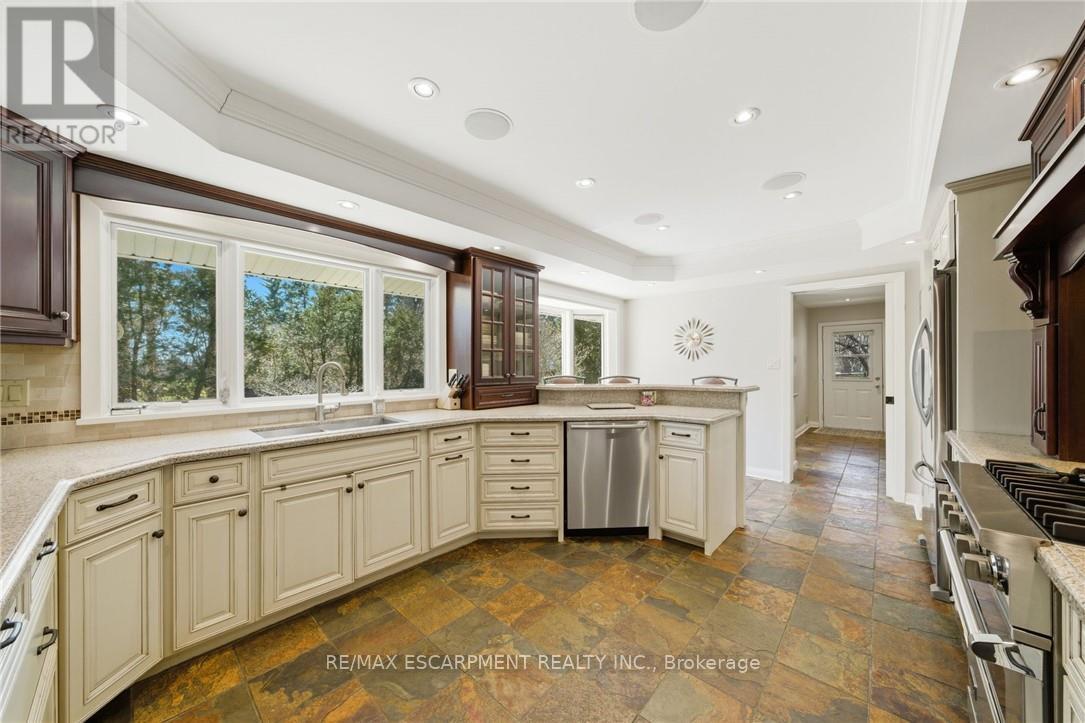 6 Summit Circle, Norfolk, ON - Indoor Photo Showing Kitchen With Upgraded Kitchen