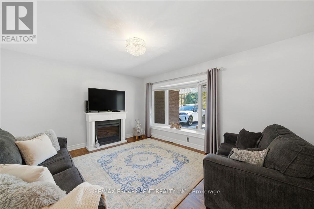 6 Summit Circle, Norfolk, ON - Indoor Photo Showing Living Room With Fireplace