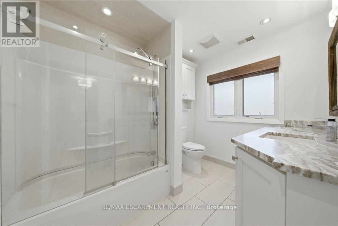 6 Summit Circle, Norfolk, ON - Indoor Photo Showing Bathroom
