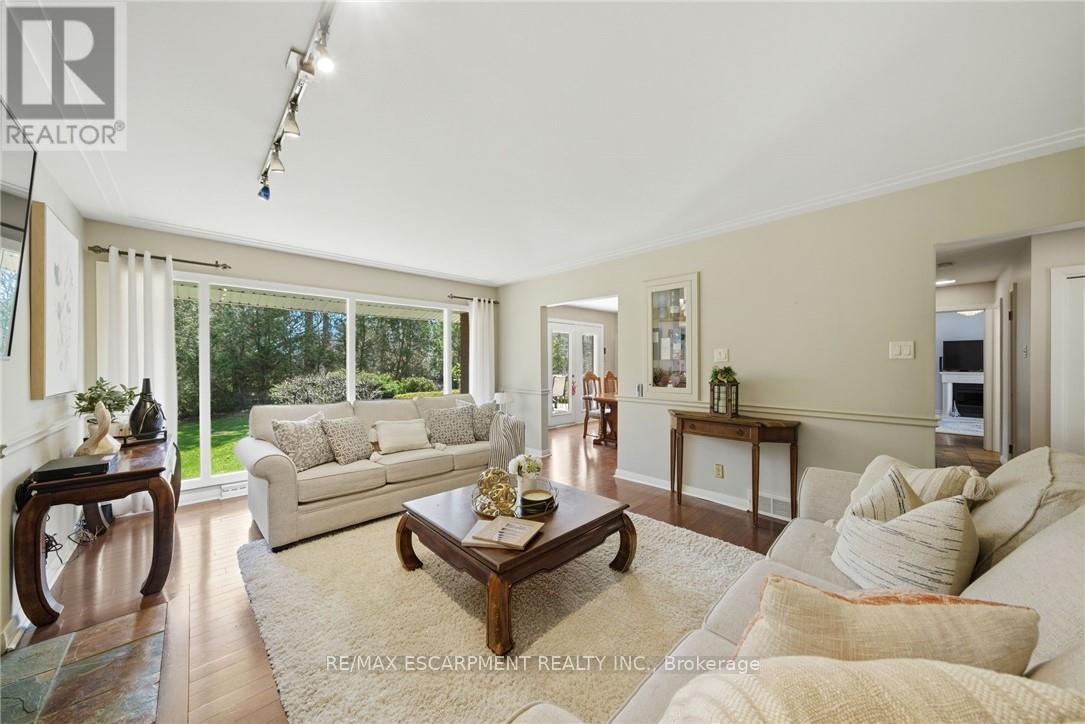 6 Summit Circle, Norfolk, ON - Indoor Photo Showing Living Room