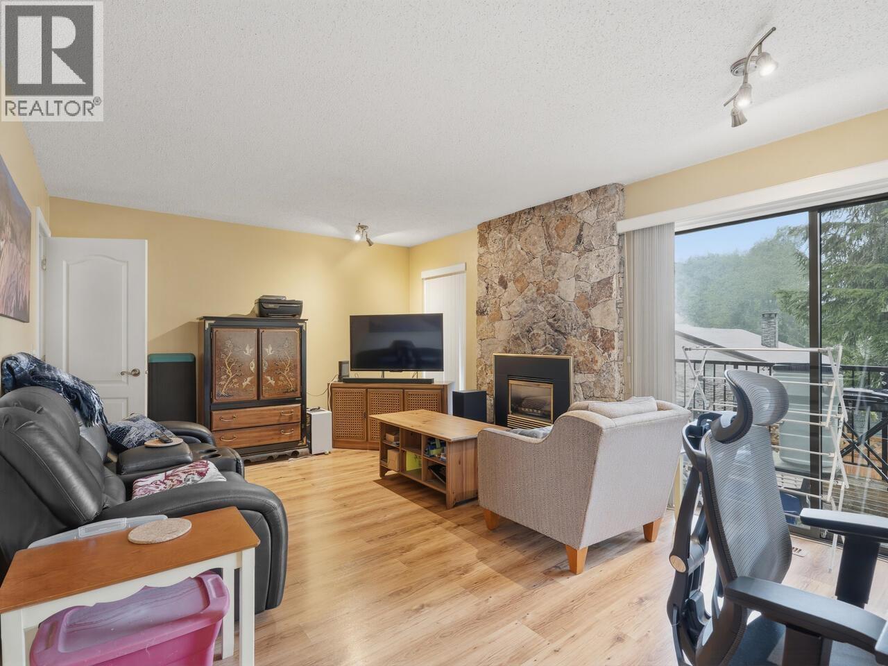 3183 Beacon Drive, Coquitlam, BC - Indoor Photo Showing Living Room With Fireplace