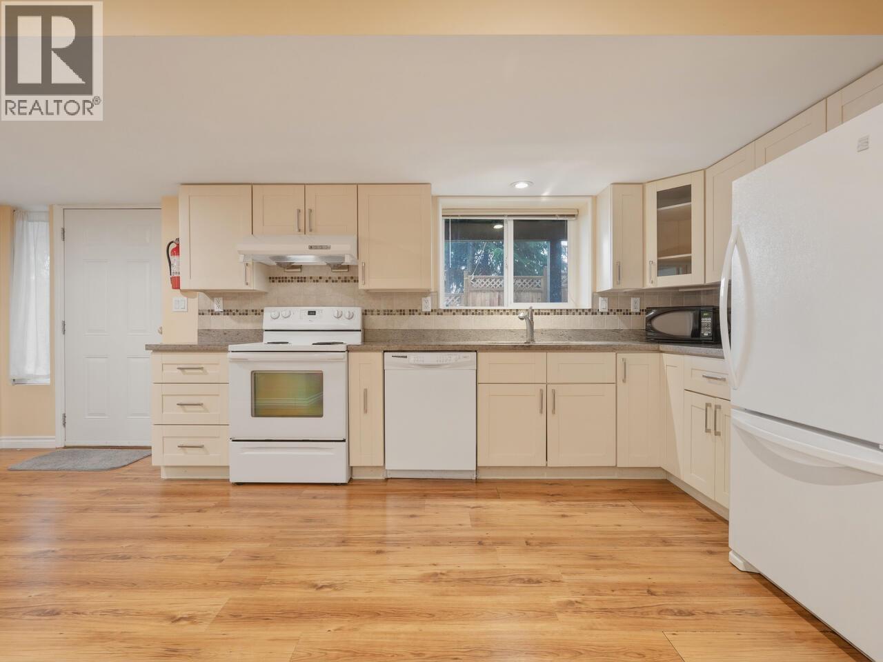 3183 Beacon Drive, Coquitlam, BC - Indoor Photo Showing Kitchen